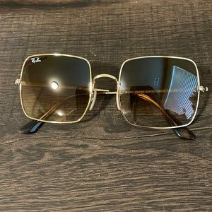 Ray-Ban Square 1971 Classic Lenses:  Light Brown Gradient  +  Frame:  Gold